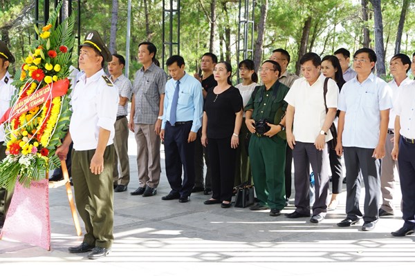 Bộ trưởng Nguyễn Ngọc Thiện dâng hương tri ân các anh hùng liệt sĩ tại Quảng Bình, Quảng Trị và Thừa Thiên Huế - Anh 7