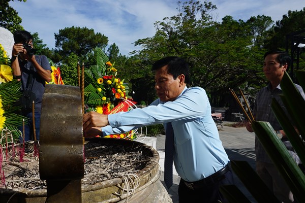 Bộ trưởng Nguyễn Ngọc Thiện dâng hương tri ân các anh hùng liệt sĩ tại Quảng Bình, Quảng Trị và Thừa Thiên Huế - Anh 10