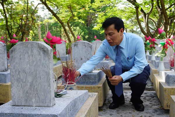 Bộ trưởng Nguyễn Ngọc Thiện dâng hương tri ân các anh hùng liệt sĩ tại Quảng Bình, Quảng Trị và Thừa Thiên Huế - Anh 11