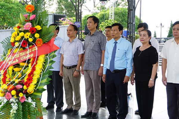 Bộ trưởng Nguyễn Ngọc Thiện dâng hương tri ân các anh hùng liệt sĩ tại Quảng Bình, Quảng Trị và Thừa Thiên Huế - Anh 12