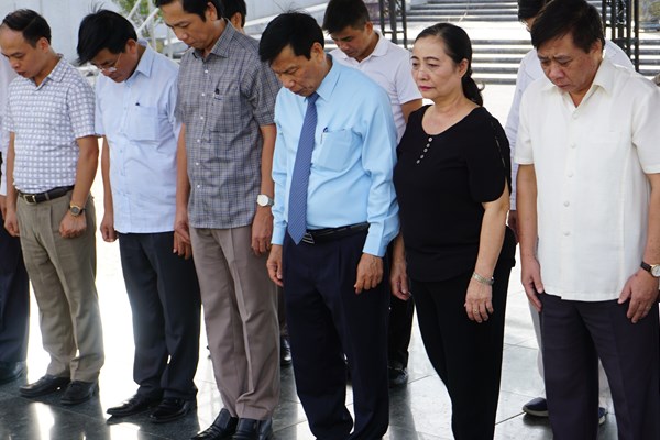 Bộ trưởng Nguyễn Ngọc Thiện dâng hương tri ân các anh hùng liệt sĩ tại Quảng Bình, Quảng Trị và Thừa Thiên Huế - Anh 15