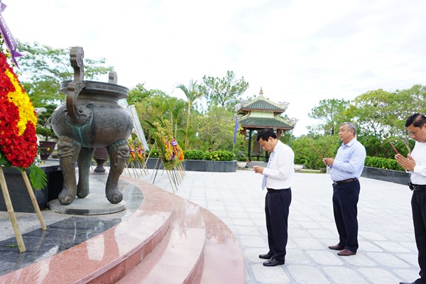 Bộ trưởng Nguyễn Ngọc Thiện dâng hương tri ân các anh hùng liệt sĩ tại Quảng Bình, Quảng Trị và Thừa Thiên Huế - Anh 2