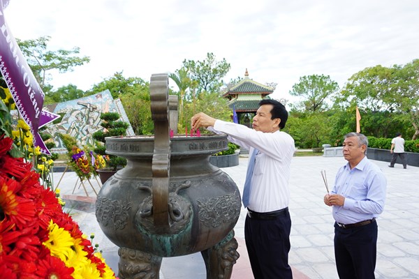Bộ trưởng Nguyễn Ngọc Thiện dâng hương tri ân các anh hùng liệt sĩ tại Quảng Bình, Quảng Trị và Thừa Thiên Huế - Anh 4