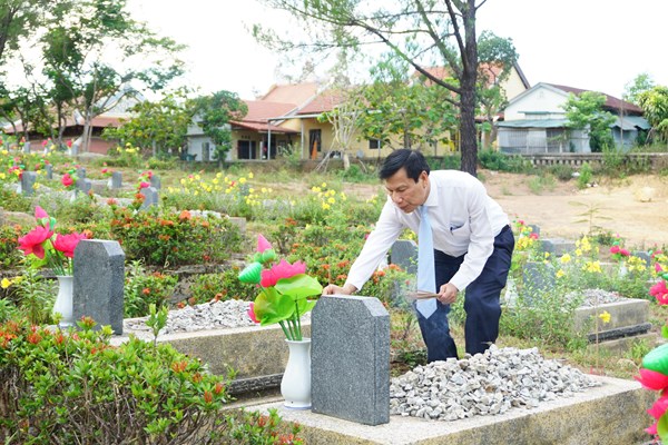 Bộ trưởng Nguyễn Ngọc Thiện dâng hương tri ân các anh hùng liệt sĩ tại Quảng Bình, Quảng Trị và Thừa Thiên Huế - Anh 5