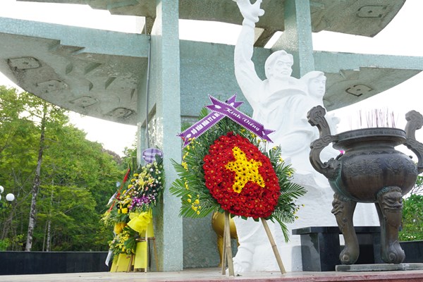 Bộ trưởng Nguyễn Ngọc Thiện dâng hương tri ân các anh hùng liệt sĩ tại Quảng Bình, Quảng Trị và Thừa Thiên Huế - Anh 6