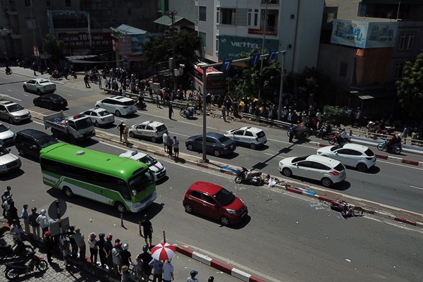 Quảng Ninh: Xe khách mất lái đâm hàng loạt xe máy khiến nhiều người bị thương - Anh 1