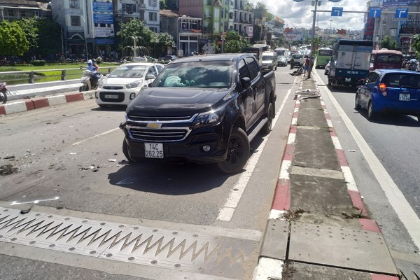 Quảng Ninh: Xe khách mất lái đâm hàng loạt xe máy khiến nhiều người bị thương - Anh 2