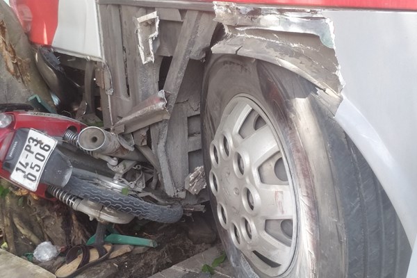 Quảng Ninh: Xe khách mất lái đâm hàng loạt xe máy khiến nhiều người bị thương - Anh 3