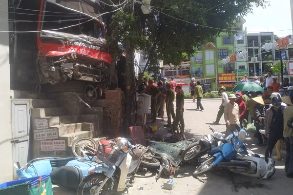 Quảng Ninh: Xe khách mất lái đâm hàng loạt xe máy khiến nhiều người bị thương - Anh 4