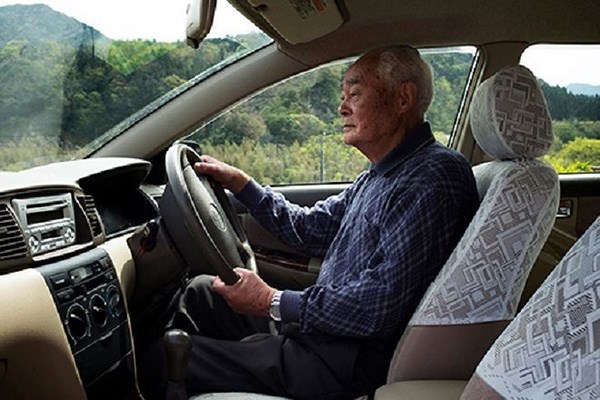 Ngày càng nhiều người già lái xe gây tai nạn - Anh 1