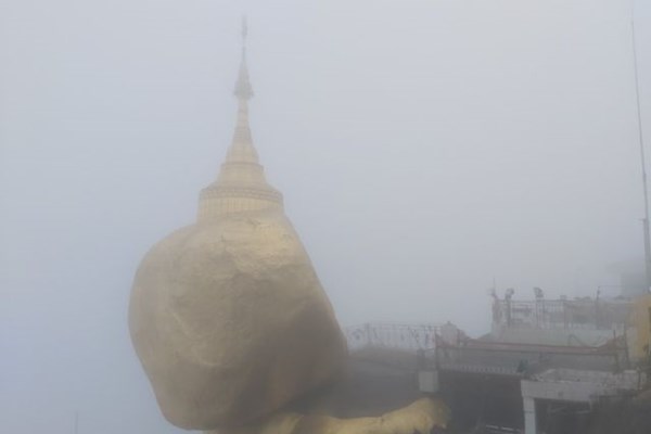Bí ẩn ngôi chùa thiêng trên tảng đá dát vàng phá vỡ mọi nguyên tắc trọng lực ở Myanmar - Anh 1