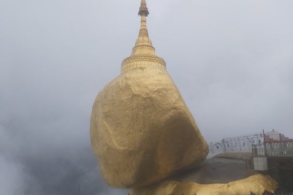 Bí ẩn ngôi chùa thiêng trên tảng đá dát vàng phá vỡ mọi nguyên tắc trọng lực ở Myanmar - Anh 2