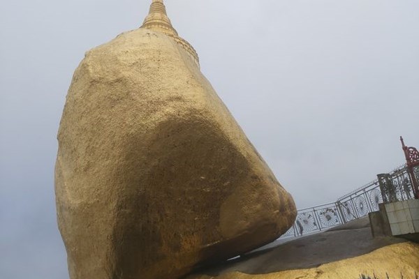 Bí ẩn ngôi chùa thiêng trên tảng đá dát vàng phá vỡ mọi nguyên tắc trọng lực ở Myanmar - Anh 3