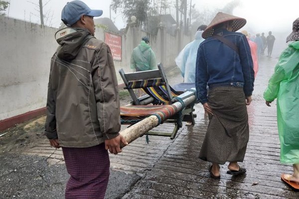 Bí ẩn ngôi chùa thiêng trên tảng đá dát vàng phá vỡ mọi nguyên tắc trọng lực ở Myanmar - Anh 7