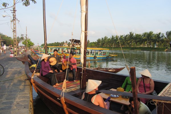 Quảng Nam: Ngừng cấp mới ghe bơi vận chuyển khách trên sông Hoài - Anh 1