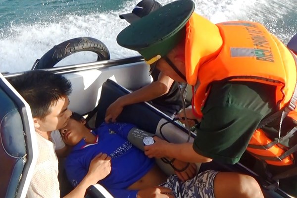 Quảng Bình: Cứu sống ngư dân bị đột quỵ trên biển - Anh 1