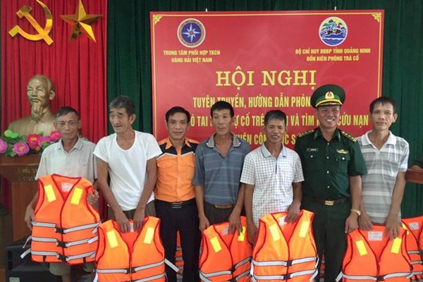 Quảng Ninh: Tặng 200 áo phao cứu sinh cho ngư dân ven biển Trà Cổ - Anh 1