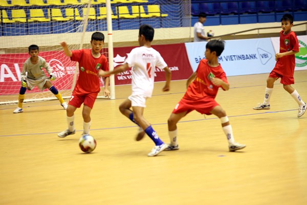 Đội Hà Tĩnh vô địch giải bóng đá quốc gia dành cho trẻ em có hoàn cảnh đặc biệt - Anh 1