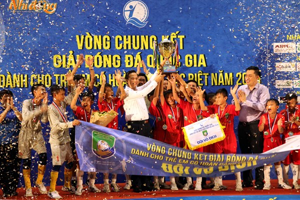 Đội Hà Tĩnh vô địch giải bóng đá quốc gia dành cho trẻ em có hoàn cảnh đặc biệt - Anh 2