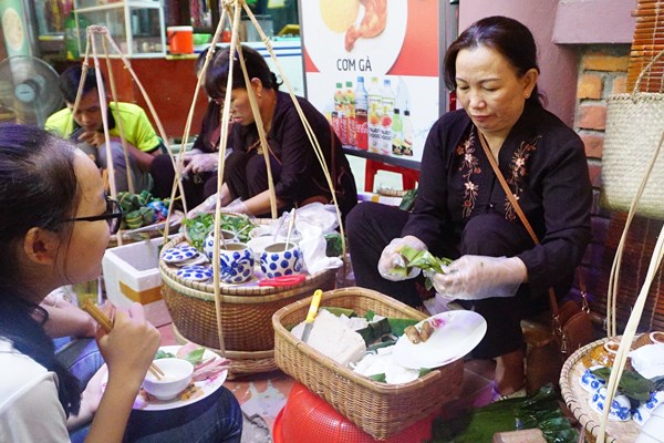 Trải nghiệm thú vị với phiên chợ đêm ở cầu ngói Thanh Toàn - Anh 2