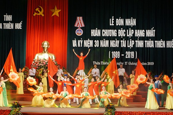 Thừa Thiên Huế đón nhận Huân chương Độc lập hạng Nhất vào kỷ niệm 30 năm tái lập tỉnh - Anh 1