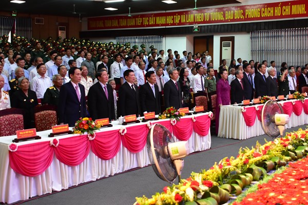 Thừa Thiên Huế đón nhận Huân chương Độc lập hạng Nhất vào kỷ niệm 30 năm tái lập tỉnh - Anh 2