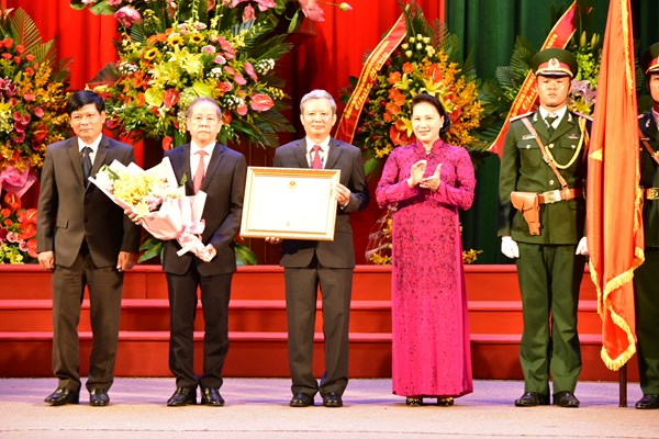 Thừa Thiên Huế đón nhận Huân chương Độc lập hạng Nhất vào kỷ niệm 30 năm tái lập tỉnh - Anh 4