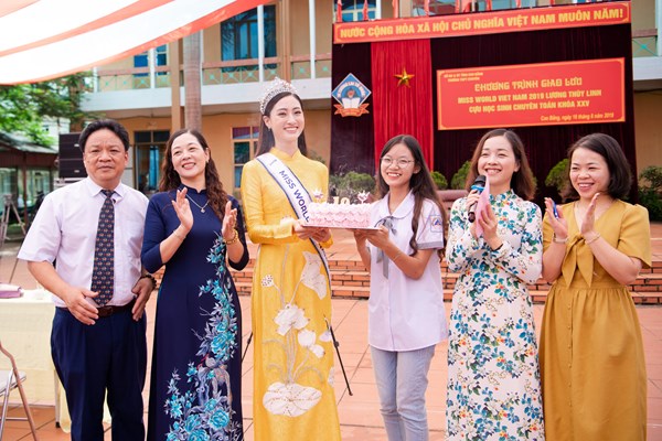 Về thăm trường cũ, Tân hoa hậu Lương Thùy Linh bất ngờ được tổ chức sinh nhật - Anh 8
