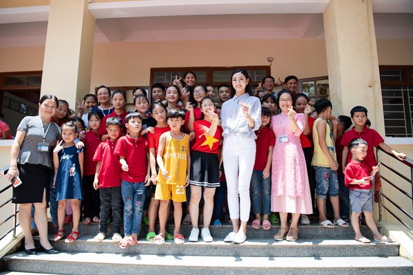 Về thăm trường cũ, Tân hoa hậu Lương Thùy Linh bất ngờ được tổ chức sinh nhật - Anh 9