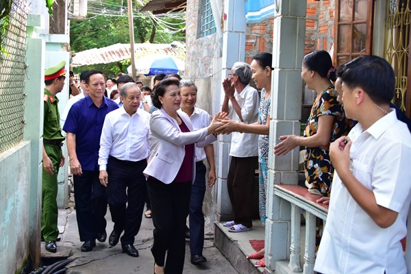 Chủ tịch Quốc hội thăm và tặng quà các gia đình ở di tích Thượng Thành - Anh 1