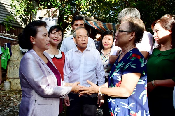Chủ tịch Quốc hội thăm và tặng quà các gia đình ở di tích Thượng Thành - Anh 3