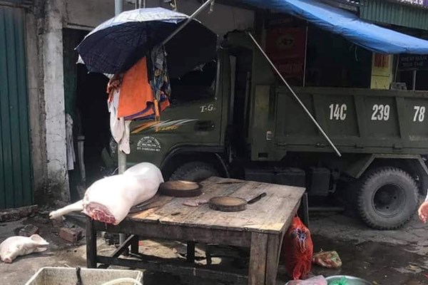 Quảng Ninh: Xe tải mất lái lao lên vỉa hè đâm 3 người thương vong - Anh 1