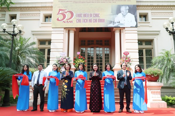 Triển lãm tư liệu “50 năm thực hiện Di chúc Chủ tịch Hồ Chí Minh” - Anh 1