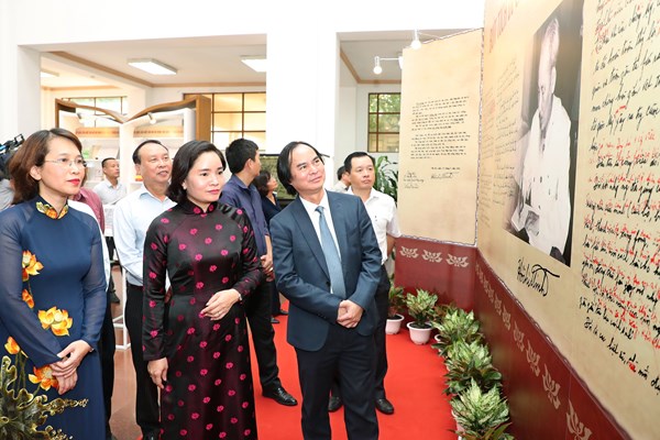 Triển lãm tư liệu “50 năm thực hiện Di chúc Chủ tịch Hồ Chí Minh” - Anh 2