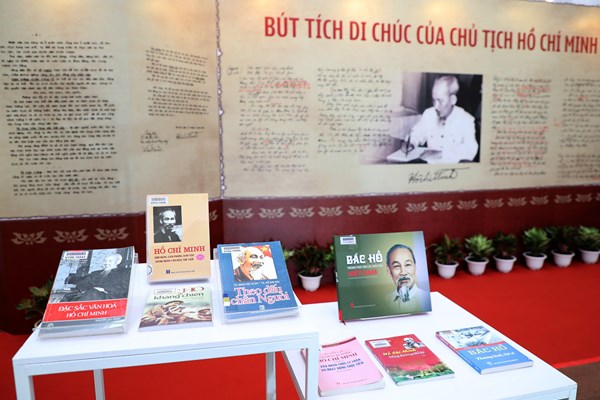 Triển lãm tư liệu “50 năm thực hiện Di chúc Chủ tịch Hồ Chí Minh” - Anh 4