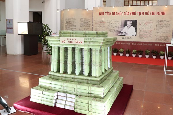 Triển lãm tư liệu “50 năm thực hiện Di chúc Chủ tịch Hồ Chí Minh” - Anh 5