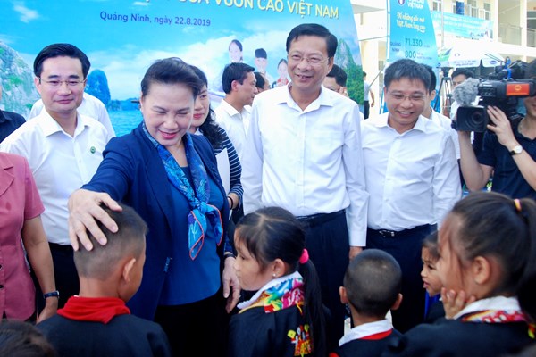 Chủ tịch Quốc hội Nguyễn Thị Kim Ngân trao tặng trường học cho học sinh nghèo tỉnh Quảng Ninh - Anh 1