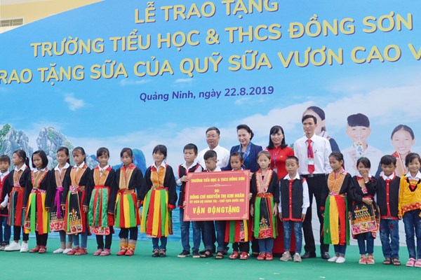 Chủ tịch Quốc hội Nguyễn Thị Kim Ngân trao tặng trường học cho học sinh nghèo tỉnh Quảng Ninh - Anh 2