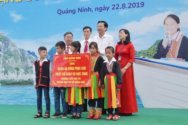 Chủ tịch Quốc hội Nguyễn Thị Kim Ngân trao tặng trường học cho học sinh nghèo tỉnh Quảng Ninh - Anh 3