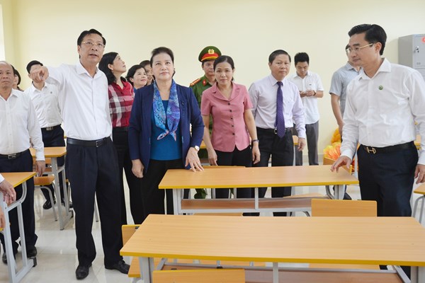 Chủ tịch Quốc hội Nguyễn Thị Kim Ngân trao tặng trường học cho học sinh nghèo tỉnh Quảng Ninh - Anh 4