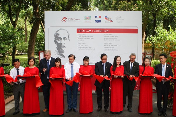 Triển lãm trên 100 tài liệu lưu trữ đặc biệt của Việt Nam và quốc tế về Chủ tịch Hồ Chí Minh - Anh 1