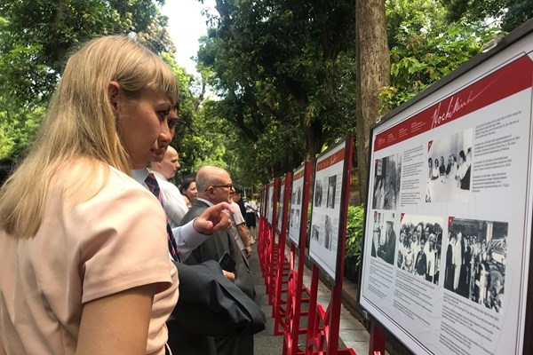 Triển lãm trên 100 tài liệu lưu trữ đặc biệt của Việt Nam và quốc tế về Chủ tịch Hồ Chí Minh - Anh 6