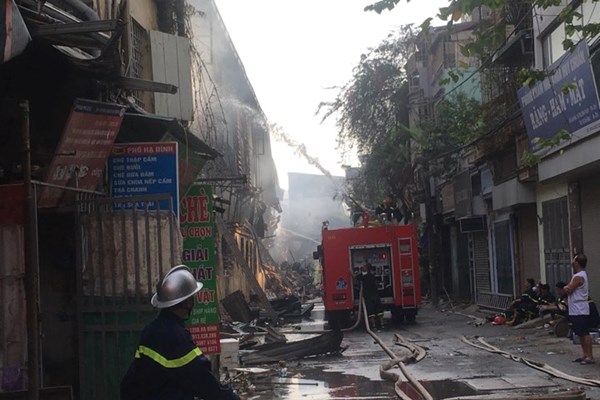 Cháy tại Công ty Bóng đèn phích nước Rạng Đông: Tiếp tục dập lửa - Anh 2