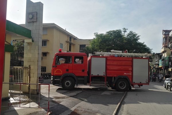 Cháy tại Công ty Bóng đèn phích nước Rạng Đông: Tiếp tục dập lửa - Anh 1