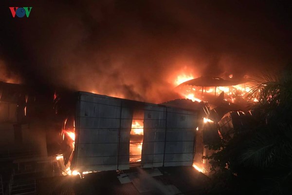 Cháy tại Công ty Bóng đèn phích nước Rạng Đông: Tiếp tục dập lửa - Anh 5