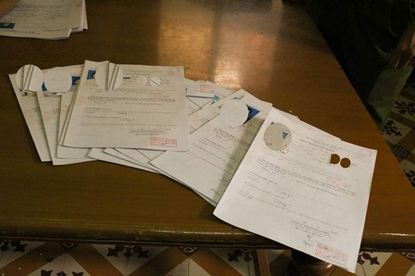 Quảng Ninh: Khởi tố cặp vợ chồng làm gần 100 giấy khám sức khỏe giả cho giáo viên - Anh 2