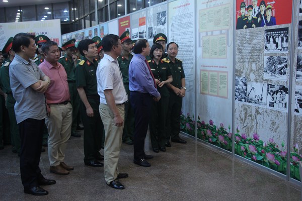 Dấu ấn triển lãm “50 năm thực hiện Di chúc Chủ tịch Hồ Chí Minh” - Anh 2