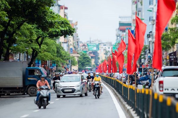 Đường phố Hà Nội đỏ thắm sắc cờ chào mừng Quốc khánh 2.9 - Anh 1