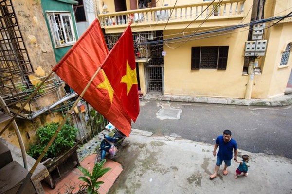 Đường phố Hà Nội đỏ thắm sắc cờ chào mừng Quốc khánh 2.9 - Anh 2