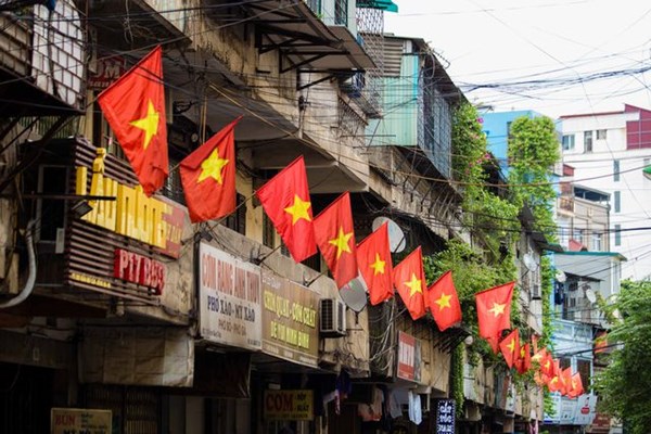 Đường phố Hà Nội đỏ thắm sắc cờ chào mừng Quốc khánh 2.9 - Anh 3
